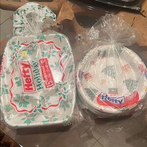 Vintage Hefty Holiday Disposable Plates Set